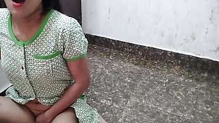 Desi aunty ko saman dene ke bahane pel diya