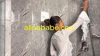 Super Solo Asian Shows How She Take A Bath After School