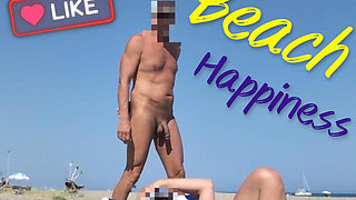 She masturbates her on the naturist beach in public with a voyeur who passes by