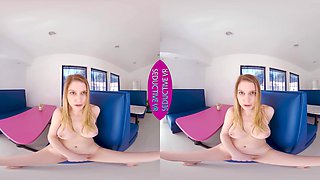 Big Tits Waitress Bunny Colby Gets More Than The Tip