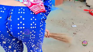 Desi Indian bhabhi Muskan Rani anal sex doggy style - big ass close-up