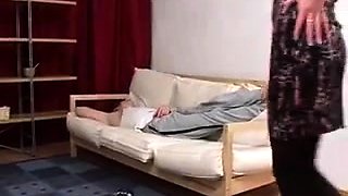 Despierta a joven amante para que la llene de polla y semen