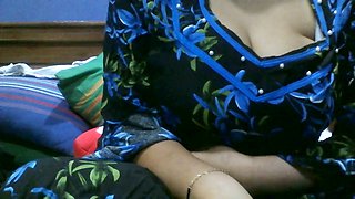 Tamil aunty Arabicqueen shows off her huge melons on cam