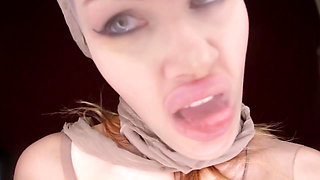 Diva del Tubo drives you crazy with her festival of nylon