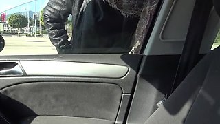 Turkish MILF Souzan Halabi gives American guy a car handjob in 4K