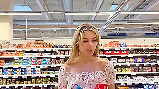 Cassandra Sort Les Seins A Lair A La Maison Et Dans La Rue