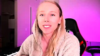 Amateur Blonde Teen Plays Solo with Toy Webcam Porn