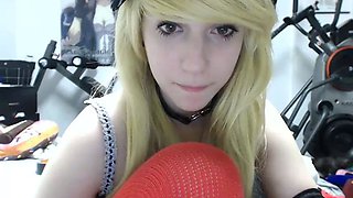 Amateur Webcam Cute Teen Plays Solo with Big Dildo