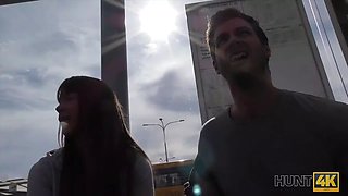 Hunt4k. bella e marvelous in ginocchio per succhiarmelo