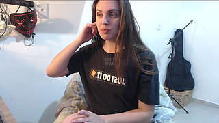 Blonde Big Ass Dancing in the Room on Live