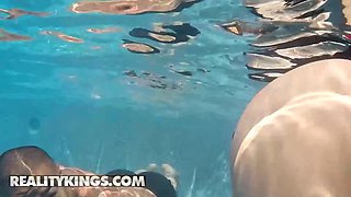 Reality kings - Jojo Kiss & Cali Carter love a 3some while their mate Ember Snow gets pounded by the pool - reality kings