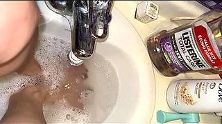 Melove Cleaning Her Sexy Small Feet in the Bath