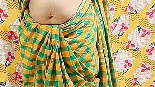 Mallu aunty saree removing