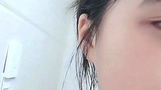 Amateur asian babe giving cocksuck