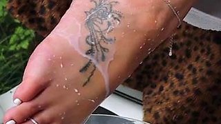 Amateur Foot Fetish Girlfriend Sucks and gives a Footjob