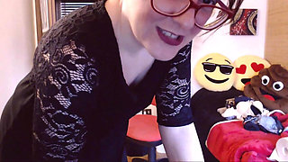 Your Beautiful Italian Stepmother Has Crazy Orgasms at the Computer Desk