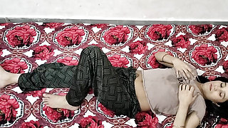 Step sister ko bathroom me chuchi daba daba kar pela