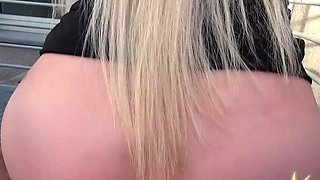 Publicsex loving bimbo giving head