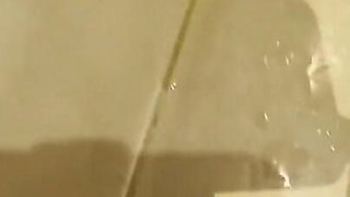 Me Masturbo En El Bano De Mi Vecina Sin Que Ella Se De Cuenta