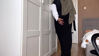 Syrian Slut in Hijab Without Panties Caresses Her Clitoris Close-up