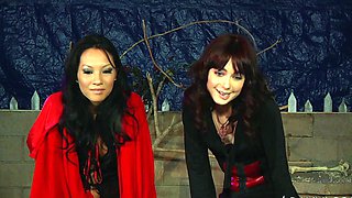 Asa and Zoe hot lesbian scene in Halloween