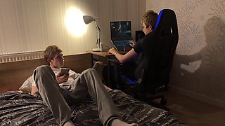 Verified Amateurs In Otvlek Parnya S Bolshim Chlenom Ot Igr Na Eblu