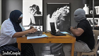 Blowjob panas di tempat kerja dari rekan kerja. rekan. Blowjob di kantor saat bekerja