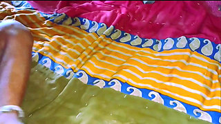 Biwi ke chut me pati ne lund ghusaya to boli aur kijiye maza aa raha hai.indian desi village hindi bhojpuri viral xxx sex video