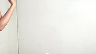 Mi Rubia Culona Hermanastra Entra a Mi Cuarto Mientras Estoy Practicando Como Ponerme El Condon, La Muy Cachonda Decide Ayudarme