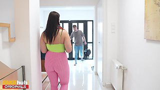 Curvy fitness slut stuffed sly invisible dude's big cock in gym kinks
