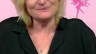They show pussies while jerking them off by BB-VIDEO Produktion