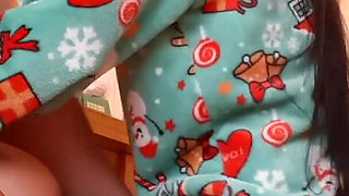 My Girlfriend and I Are Mutually Masturbating in the Kitchen While Our Housekeeper Is Preparing Breakfast