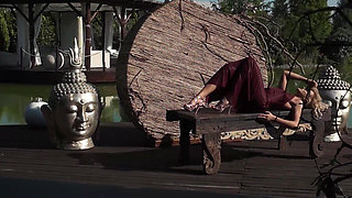 Pretty fashionista seduces while masturbating her clit