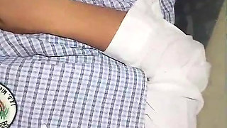 Dulce colegiala chupando verga