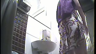 White stranger chick flashes her thick booty upskirt in the toilet