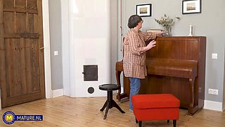 Sharon Amore Is A Horny Grandma Who Gets Fucked By Her Toyboy Student At Home - MatureNl
