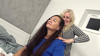 Two mature women share a cock in a steamy ffm threesome