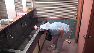 B3J0107-Attack and fuck the cleaning lady while cleaning the toilet