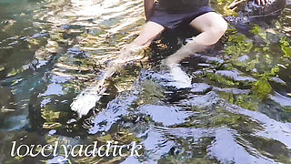 Naligo sa malamig na tubig ng ilog. Outdoor shower.waterfall shower