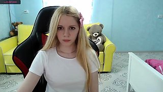 Amateur Webcam Cute Teen Plays Solo