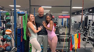 Muscular hunk drills these sporty girls at the gym in a fantastic threesome