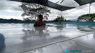 Risky Sex in a Outdoor Pool