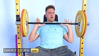 Bombshell payton preslee taunts van with her Big Tits at the gym & makes him nasty to bang her - brazzers