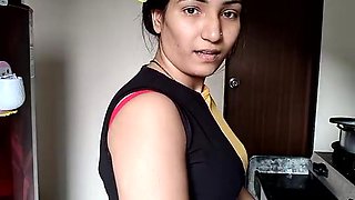 DESI BHABHI IN SAREE SULTRY - Housewives