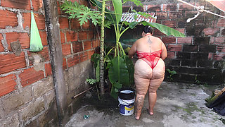 NEIGHBOR COMES INTO MY HOUSE AND LOOKS AT ME IN THE GARDEN THIS HAPPENED PART 1/2