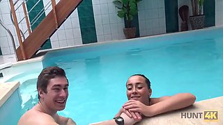 Hunt4k. aventures sexuelles dans une piscine privée