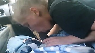 AMATEUR BLONDE SUCKING A BIG BLACK COCK IN A CAR