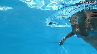 Hottest Hungarian milf Angelica gets horny underwater