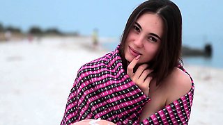 beauty and sea, posing video