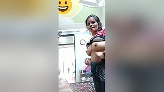 Today Exclusive -desi Aunty Showing Her Boobs And Pussy On Vc